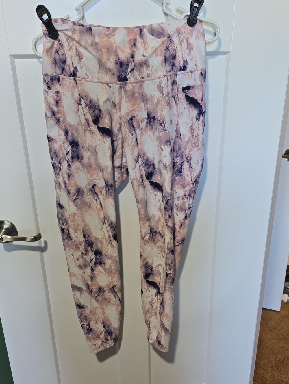 Old Navy Active Leggings in Pink Marble Print